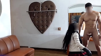 Студенточка обнажается перед веб камерой и онанирует вагину в кресле